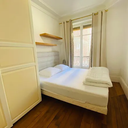 Motte Picquet Theatre Apartment Paris